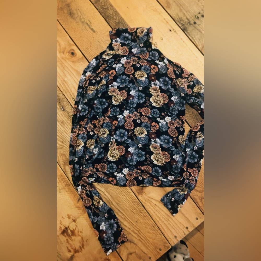 Forever 21 Turtle Neck Flower Design Top Size Small